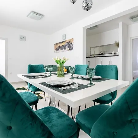 Silver Luxury Apartment *