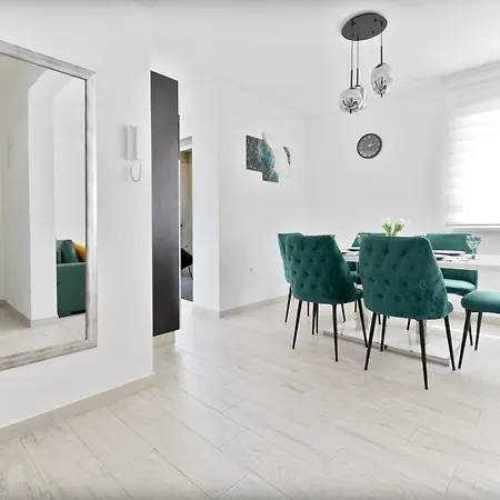 Silver Luxury Apartment *